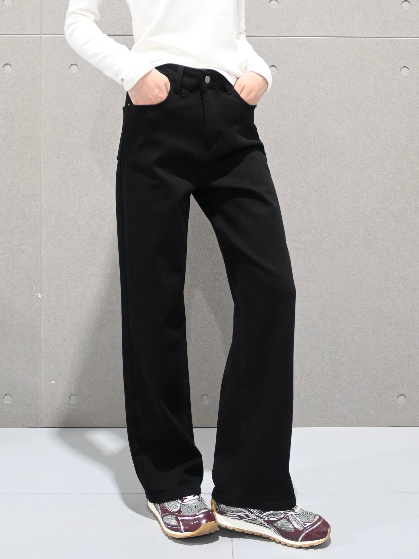 Straight-Leg Jeans in Black